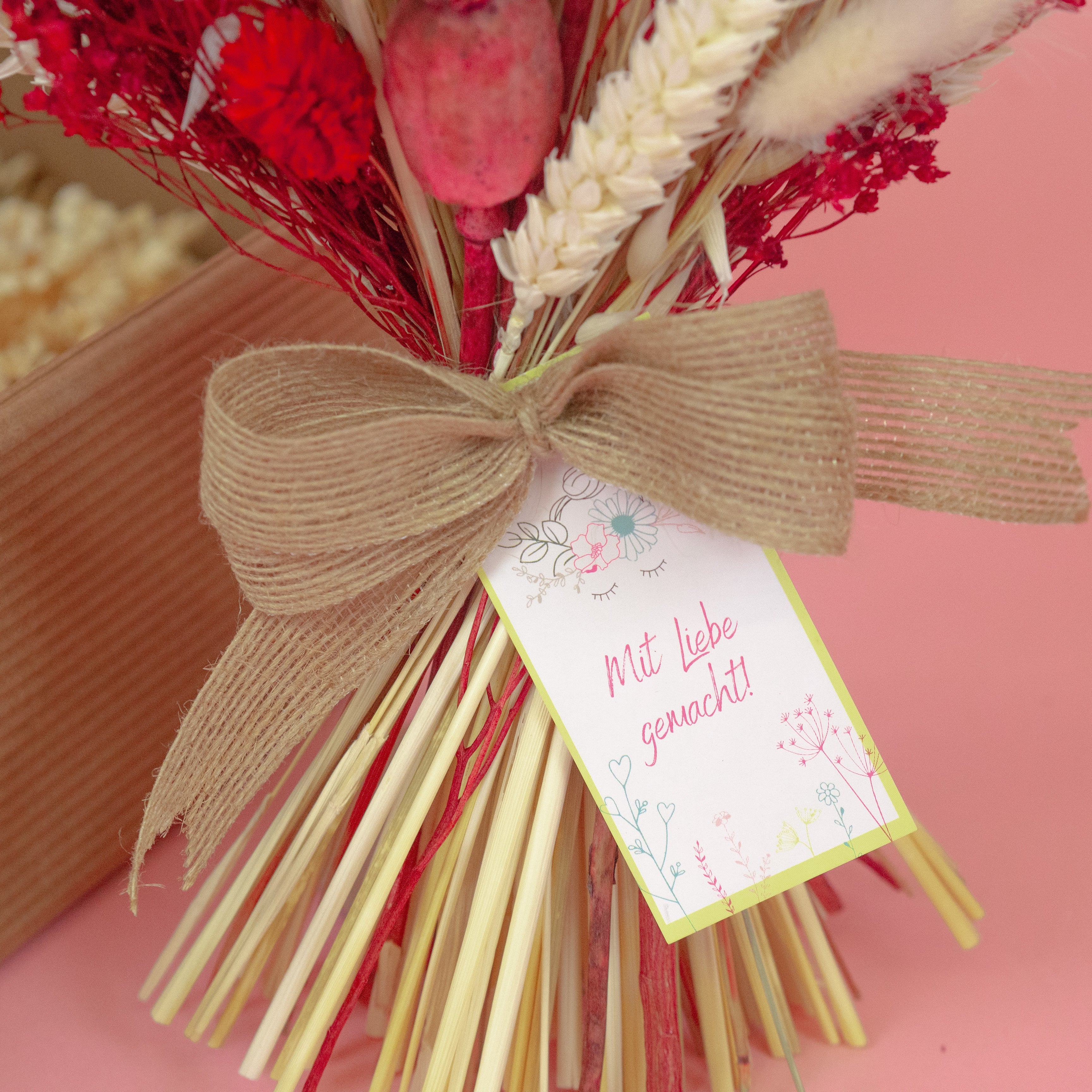 trockenblumenstrauss-geschenkbox-muttertag-rot-creme-beige-beflowerly