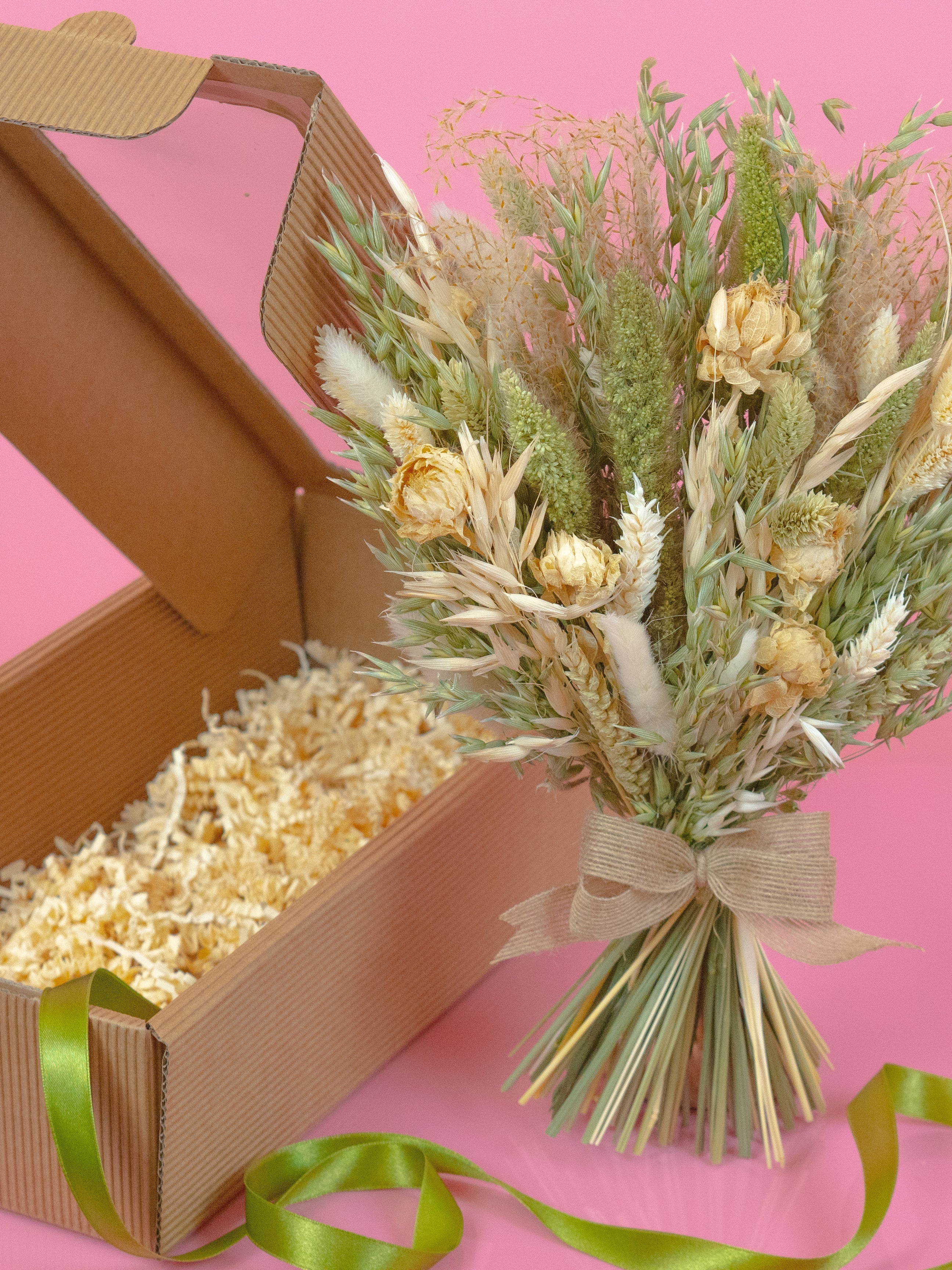 trockenblumenstrauss-geschenk-box-ella-gruen-natur-creme-beige-geburtstag-hochzeit-dekoration-beflowerly