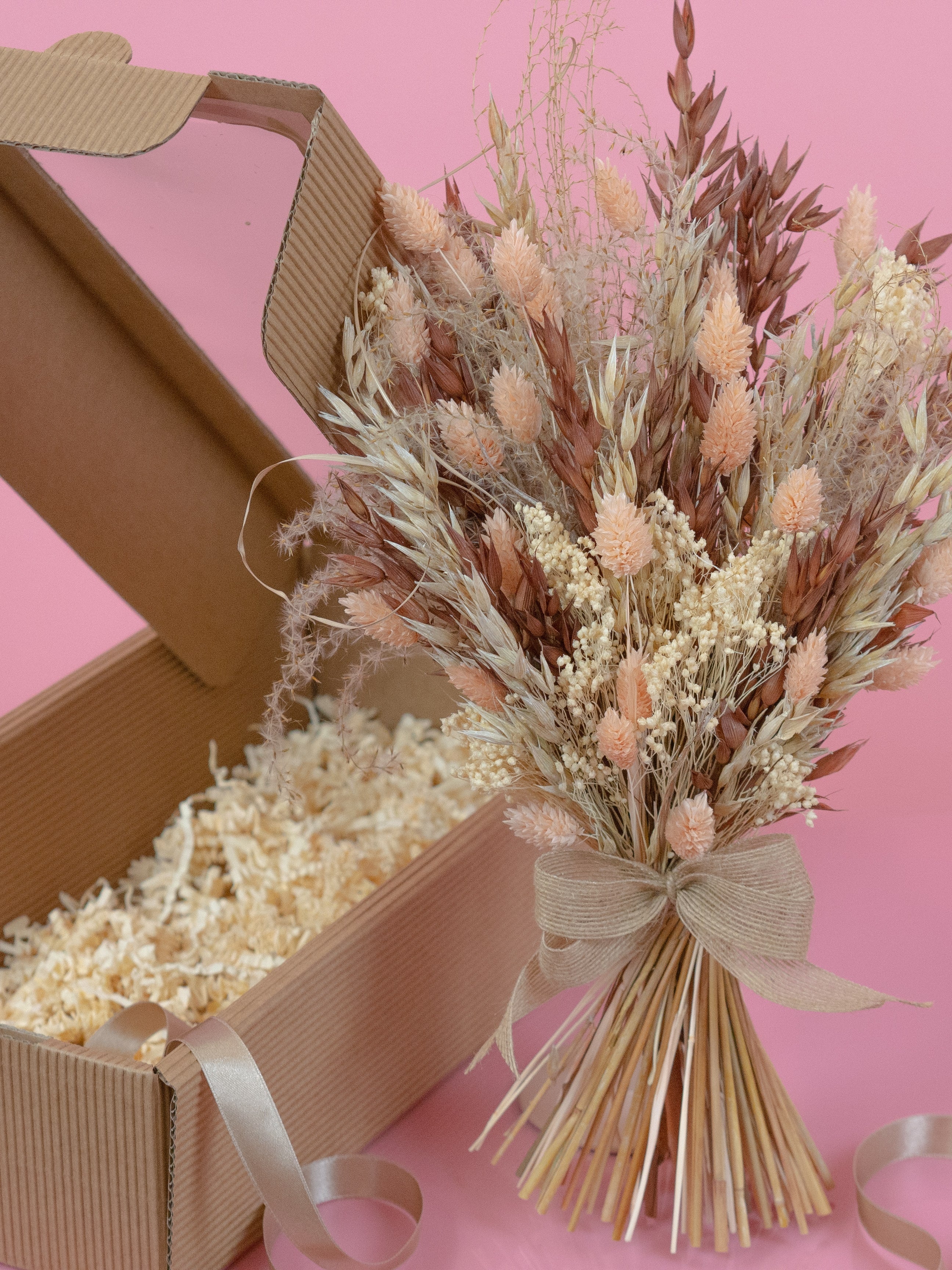 trockenblumenstrauss-geschenk-box-franzi-apricot-beige-creme-braun-boho-geburtstag-dekoration-beflowerly