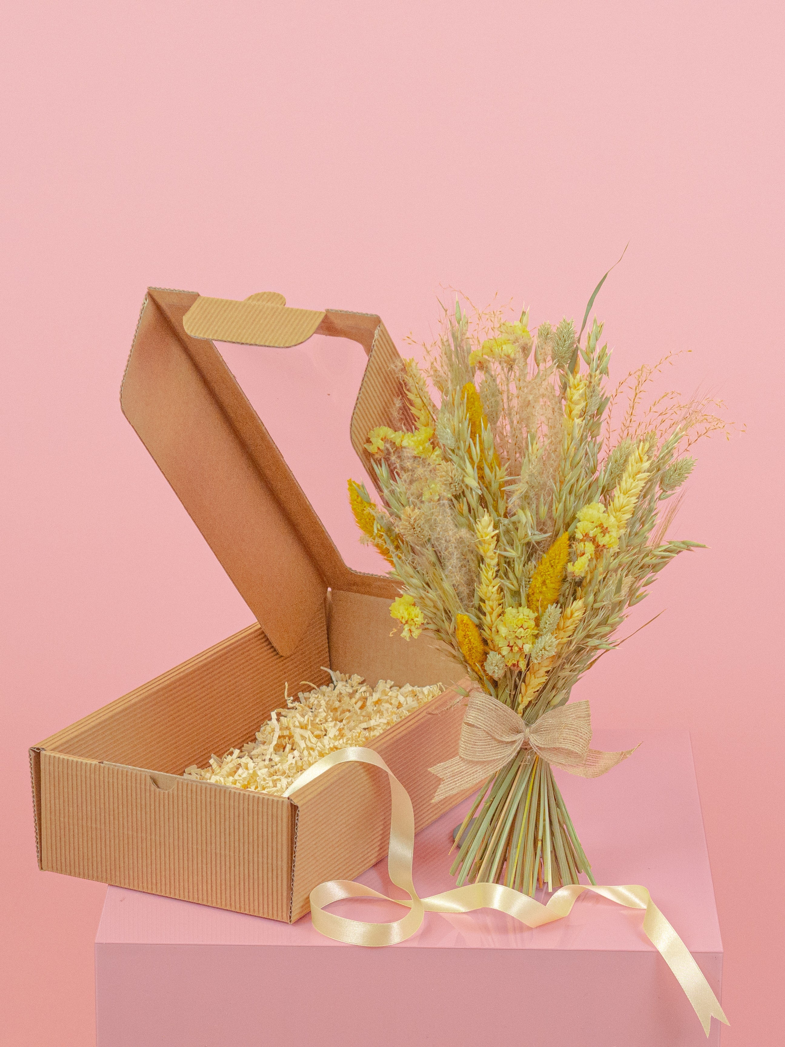trockenblumen-strauss-geschenk-box-leyla-gelb-senfgelb-natur-beflowerly