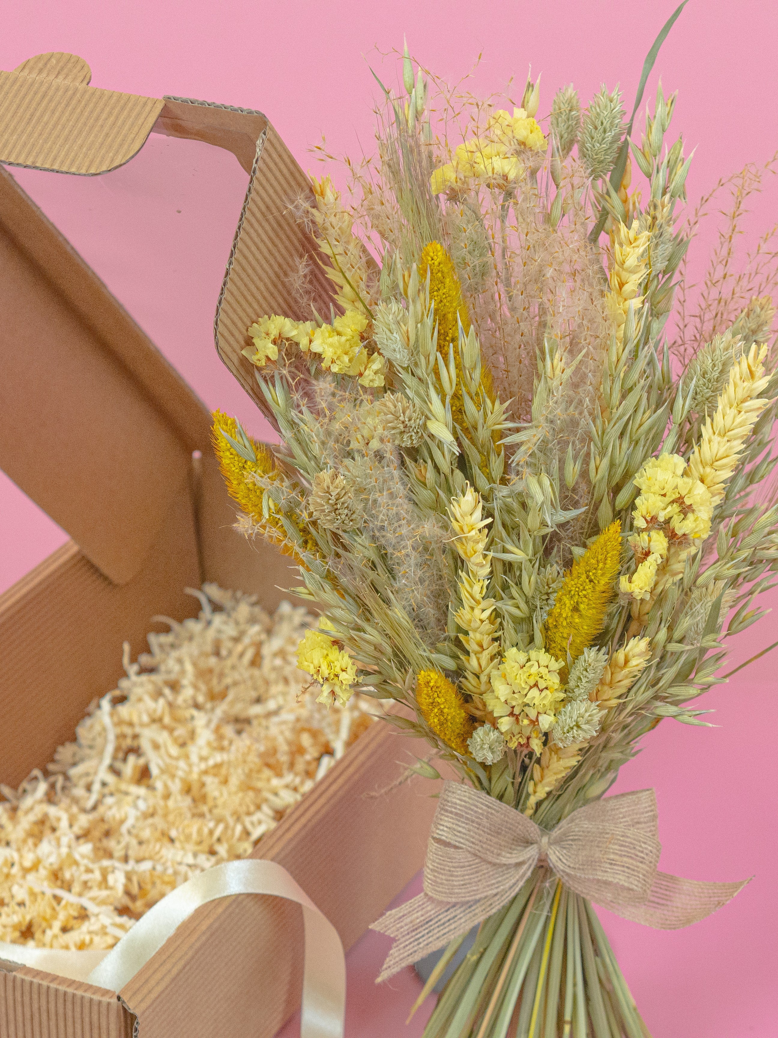 trockenblumen-strauss-geschenk-box-leyla-gelb-senfgelb-natur-beflowerly